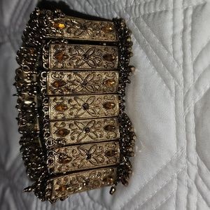 Womens vintage stretch bracelet  gold tone with matching earrings